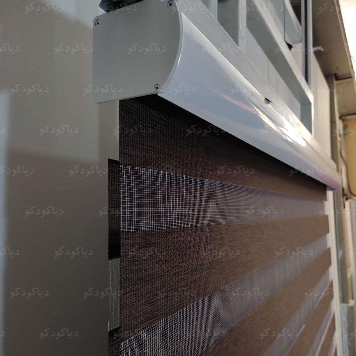 عکس محصول پرده زبرا طرح چوب رنگ قهوه ای تیره کد SND-08